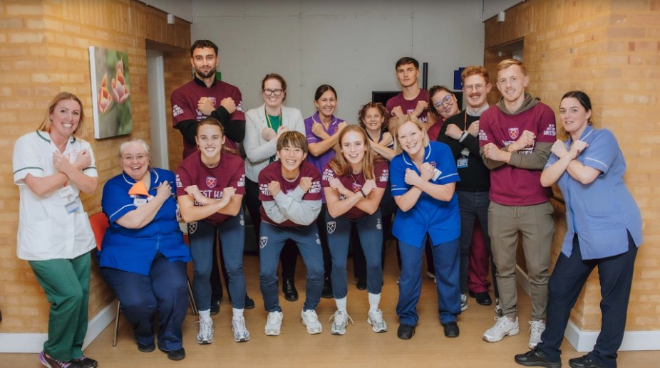 西汉姆联球员探访圣弗朗西斯临终关怀中心：传递节日温暖，回馈社区